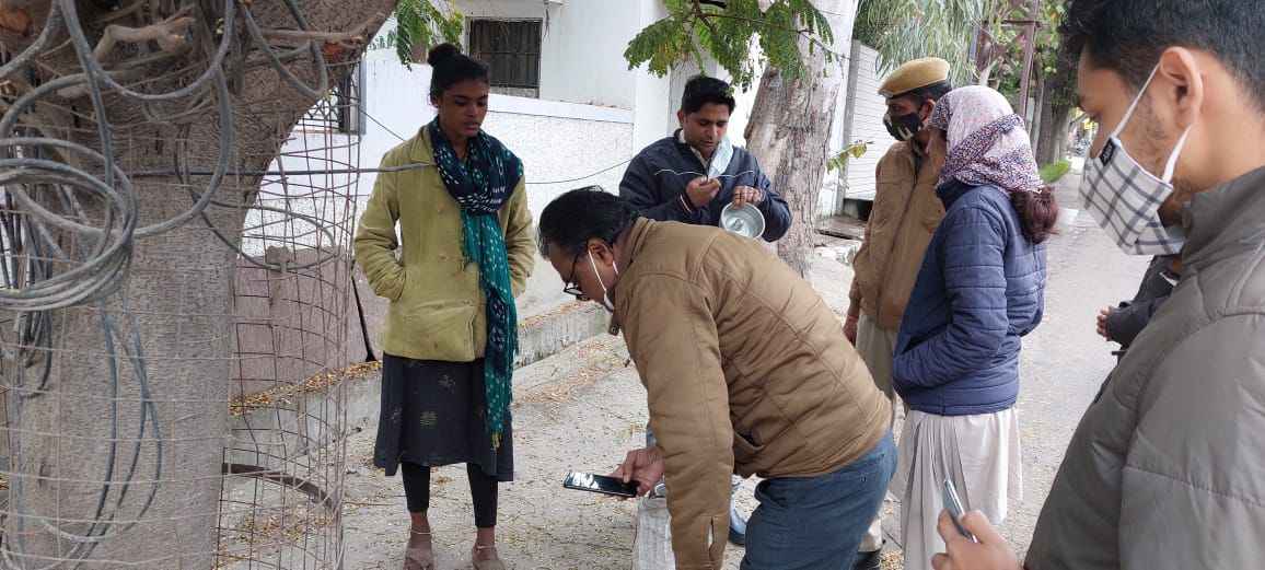 नकली घी बेचते दो युवतियों को पकड़ा