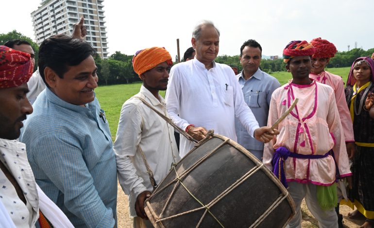  राजस्थान के मुख्यमंत्री गहलोत का अंदाज दे​खिए, साथ में डोटासरा भी, तस्वीरें देखे अंदर