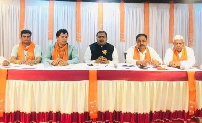  गुजरात में भाजपा की कमान संभाल रहे राजस्थानी नेताओं को संगठन महामंत्री ने दिए टिप्स