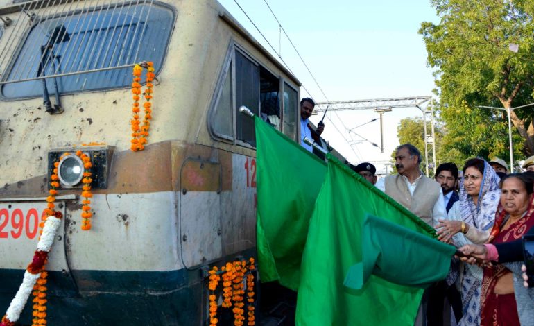  रामेश्वरम के लिए रवाना हुईं वरिष्ठ नागरिक ट्रेन 