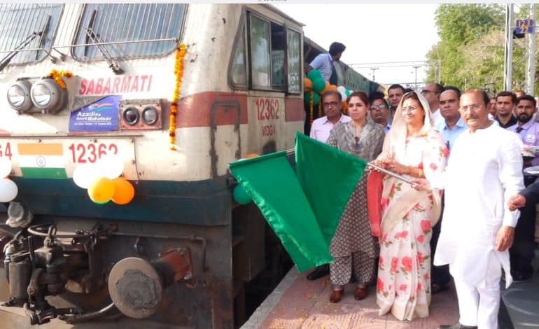 तीर्थ यात्रियों को लेकर रामेश्वरम के लिए ट्रेन रवाना, देवस्थान मंत्री ने झंडी दिखाई