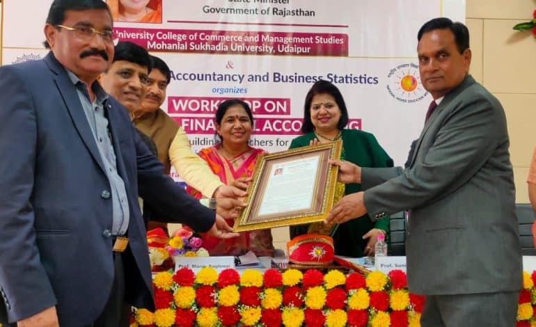 उदयपुर में पीडब्ल्यूडी व महिला एवं बाल विकास विभाग राज्यमंत्री प्रो मंजू बाघमार का सम्मान करते हुए।