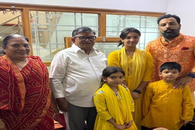 डॉ. लक्ष्यराज सिंह मेवाड़ ने सपरिवार राज्यपाल कटारिया से मुलाकात की