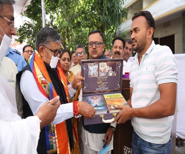 पंजाब के राज्यपाल गुलाबचंद कटारिया ने लिया आचार्य संघ से आशीर्वाद