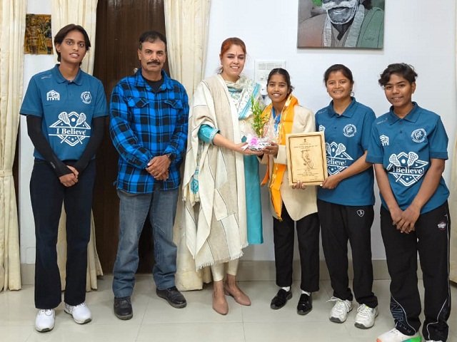 जनजाति गौरव से सम्मानित खिलाड़ी मीरा का उदयपुर संभागीय आयुक्त ने किया अभिनंदन