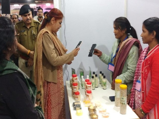 संभागीय आयुक्त ने किया सहकार मेला एवं आदि हाट का अवलोकन