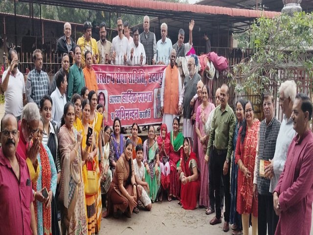 वात्सल्य सेवा समिति सदस्यों ने की गौ सेवा, महाकाल की आरती की