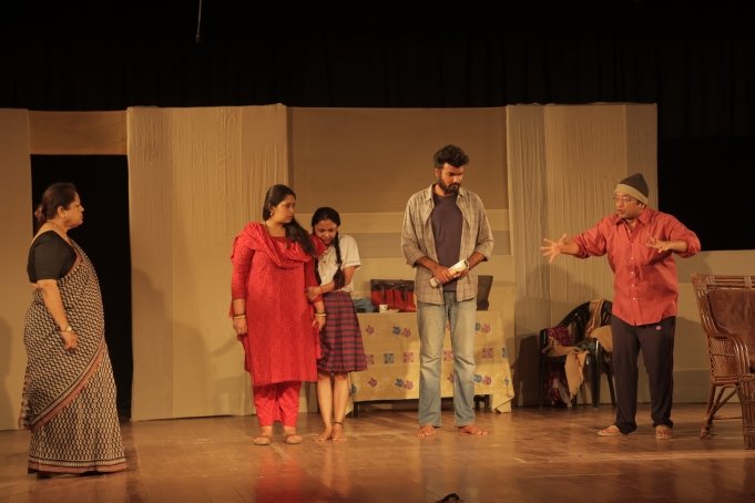 ‘आधे अधूरे‘ नाटक ने दिया साथ रहने का संदेश