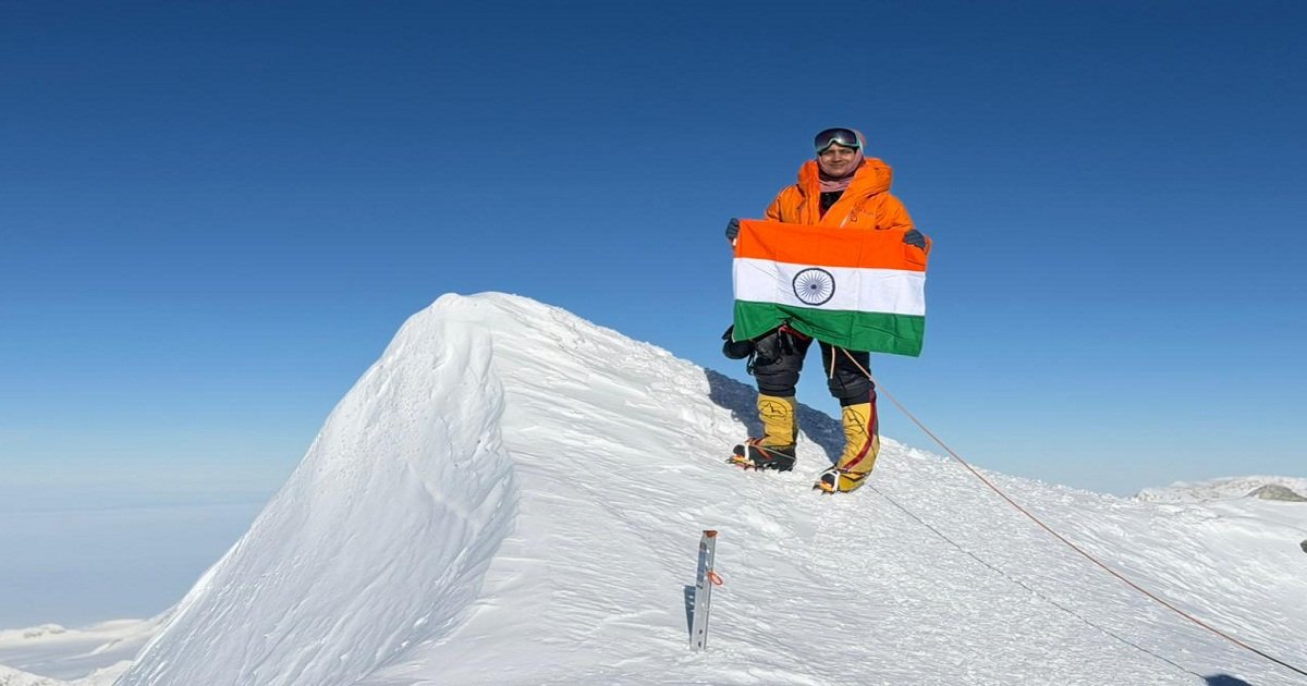 उदयपुर की मनस्वी अग्रवाल ने अंटार्कटिका पर तिरंगा फहराया