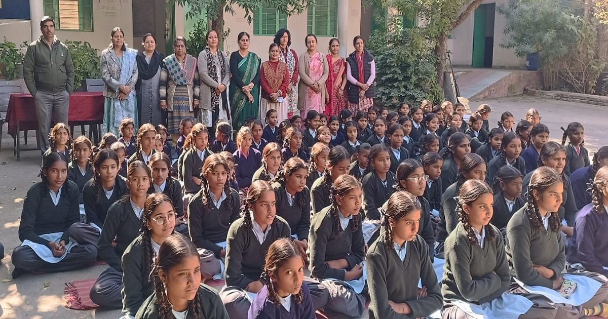 नाई में कक्षा 1 से 7 तक की छात्राओं को स्वेटर वितरण