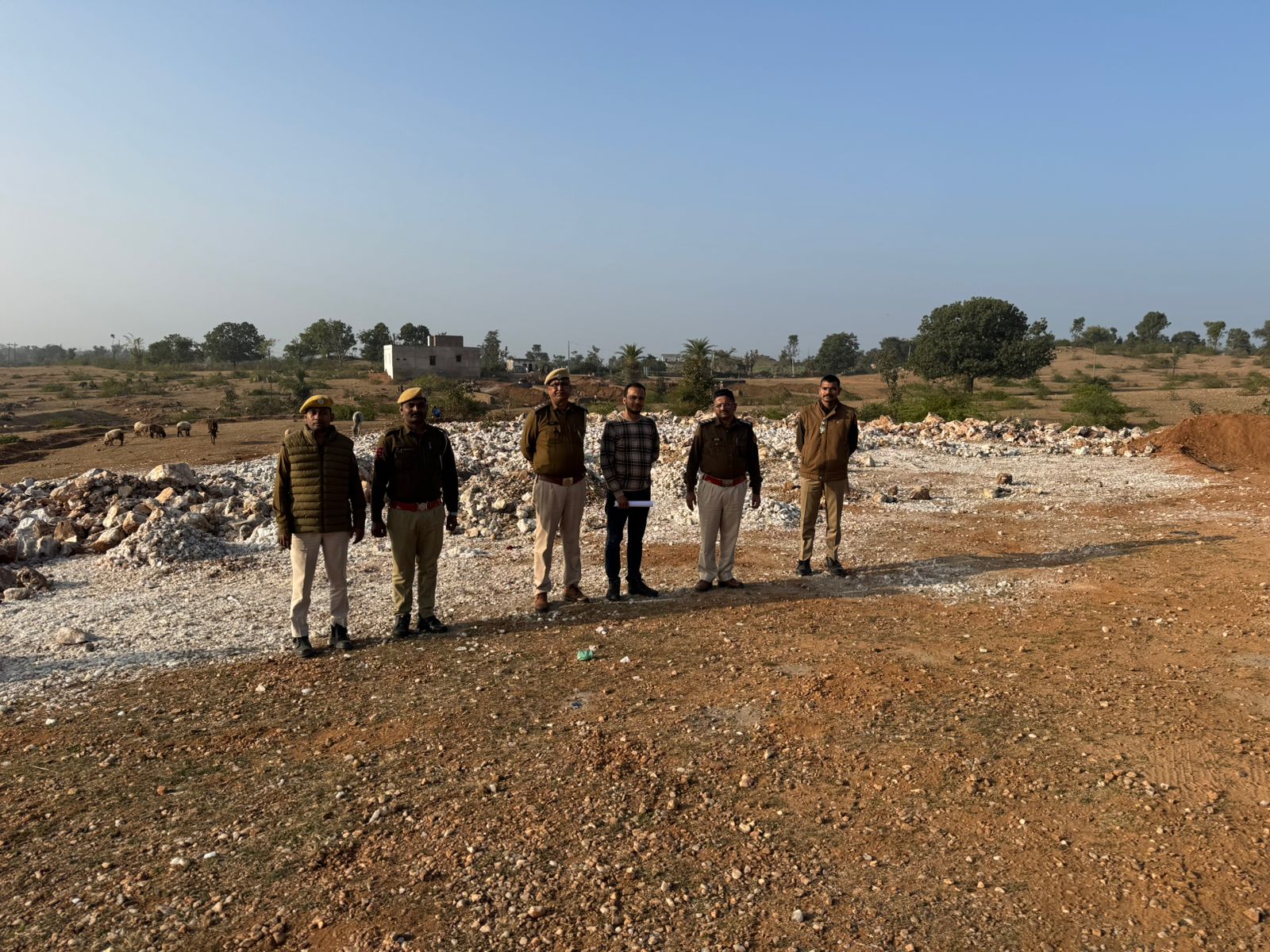 उदयपुर में सवा सौ टन क्वार्टज् जब्त, फेल्सपार, मेसेनरी स्टोन पकड़ा