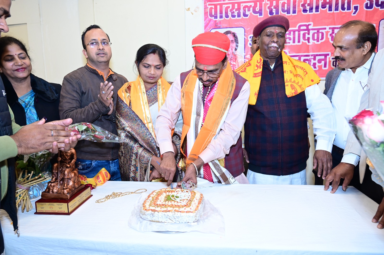 उदयपुर के सांसद डॉ मन्ना लाल रावत का जन्मदिन मनाया