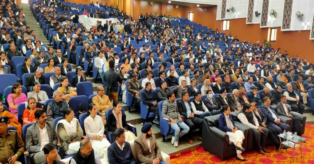  उदयपुर। बार एसोसिएशन उदयपुर के शपथ ग्रहण समारोह में उपस्थित अधिवक्तागण सहित अन्य।