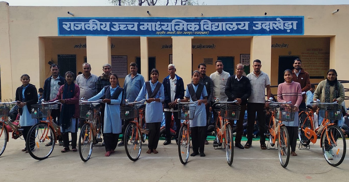 मावली के कई स्कूलों में छात्राओं को दी साइकिलें