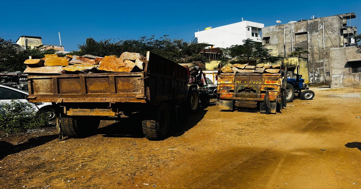 डबोक में 6 ट्रैक्टर-ट्रॉली मय मेसोनरी स्टोन को जब्त किया