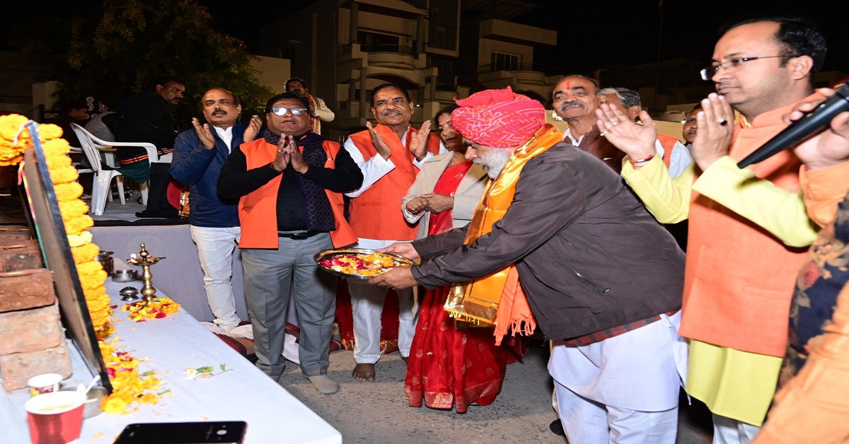 साध्वी ऋतंभरा के जन्म दिवस पर उदयपुर में फल बांटे, भजन संध्या